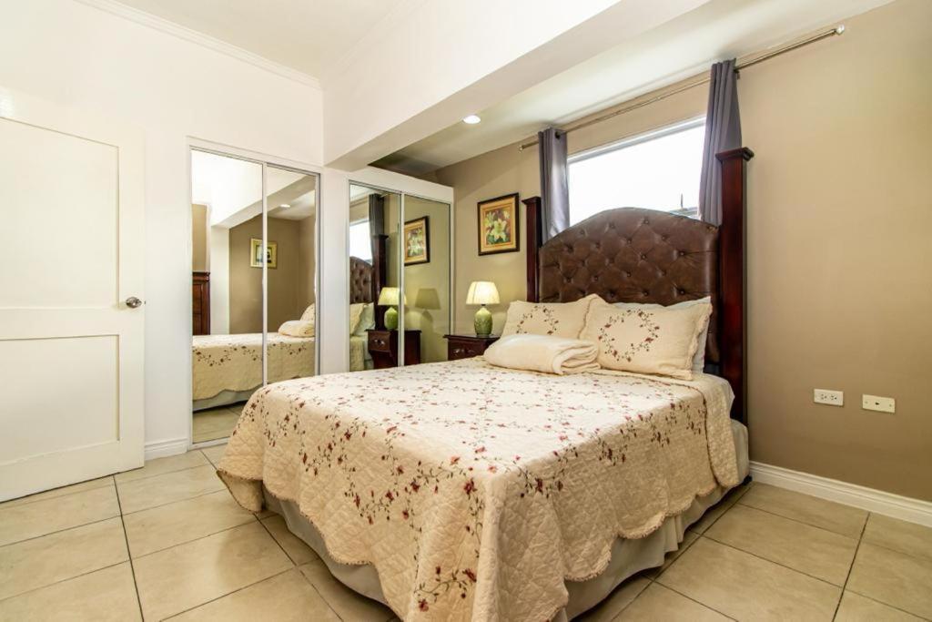 The Millennial Place Kingston Bagian luar foto